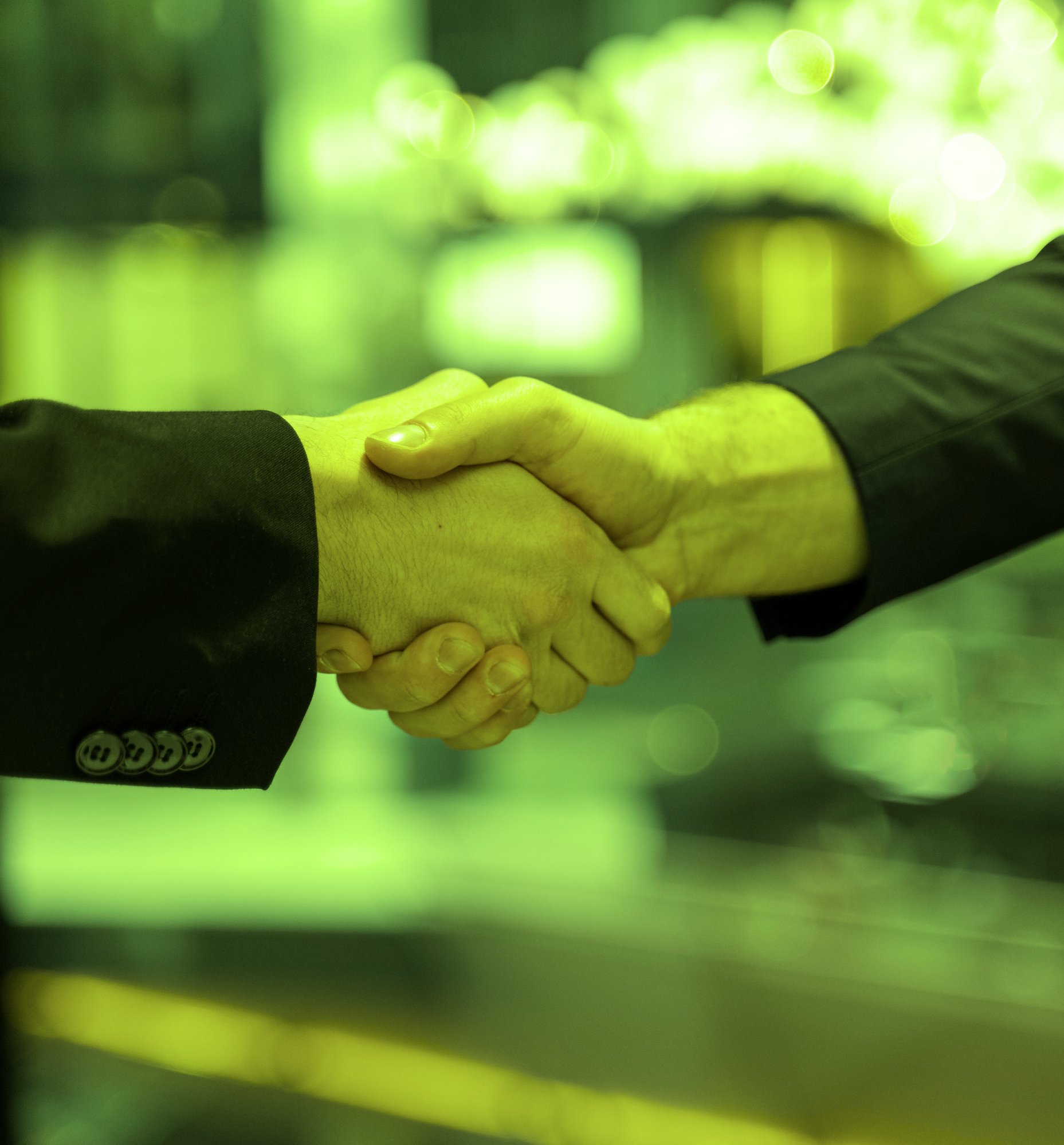 side-view-colleagues-shaking-hands-work side-view-colleagues-shaking-hands-work